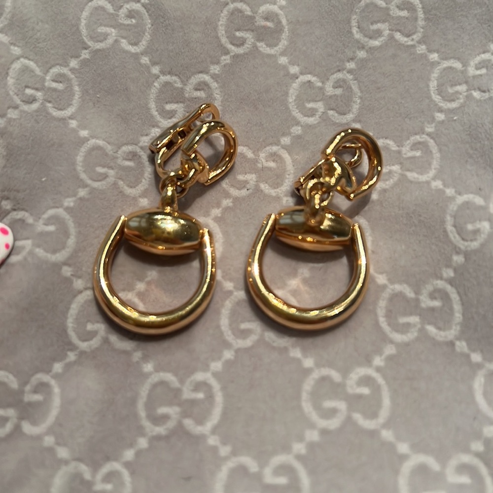 Gucci 18kt rose gold horse-bit earrings.